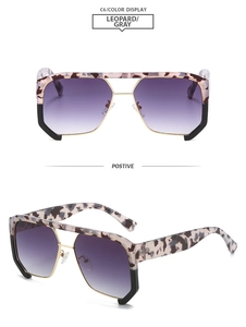 Détail de lunettes de soleil carrées oversize avec motif léopard et verres dégradés violets