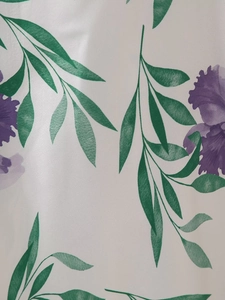 Vue détaillée du tissu en soie blanche avec imprimés de feuilles vertes et fleurs mauves