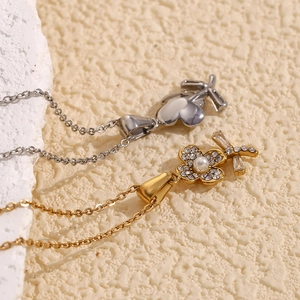 Makroaufnahme von 18K Gold- und Silber-Blumenketten mit Strasssteinen und Perlen