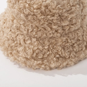 Cappello a secchiello in lana d'agnello beige con spessa trama morbida per l'inverno
