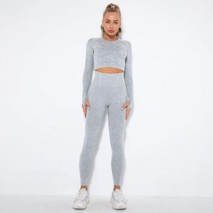 Detail eines nahtlosen grauen Yoga-Sets mit Daumenlochärmeln und hoher Taillenformung