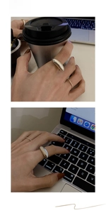 Anello geometrico minimalista a ciottolo dorato mostrato in un elegante contesto da ufficio