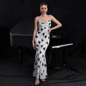 Elegante abito lungo bianco senza schiena con stampa a cuori e pianoforte a coda