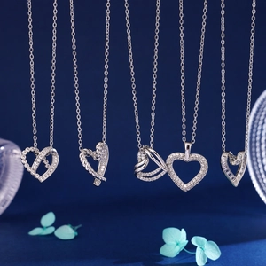 Colliers élégants en cœur argenté avec incrustation de zircon sur fond bleu fleuri
