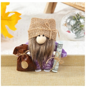 Détail d'un gnome de récolte violet avec chapeau en toile et sac d'argent factice