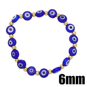 Dettaglio macro delle perline occhio di Allah da 6mm con distanziatori dorati nel bracciale
