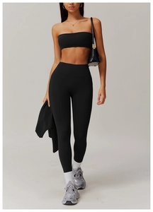 Detail of high-stretch matte black yoga set with tube top and high waist leggings
