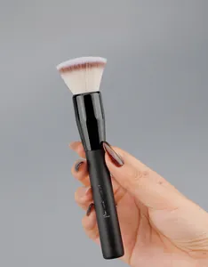 Gros plan du pinceau maquillage RANCAI avec manche en bois et poils synthétiques bicolores