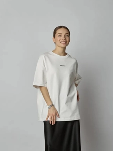 Oversized λευκό βαμβακερό T-shirt με τύπωμα και μαύρη φούστα σετ