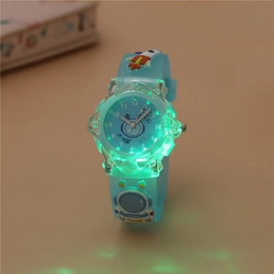 Effet LED vert brillant sur montre pour enfants avec motifs astronaute et fusée