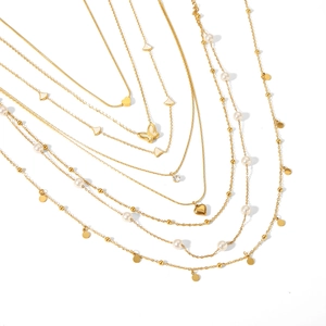 Colliers multicouches dorés avec pendentif cœur, papillon et perles élégantes