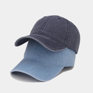 Détail de deux casquettes de baseball en denim délavé gris foncé et bleu clair style vintage