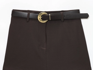 Détails du short marron foncé avec ceinture en cuir noir et boucle dorée
