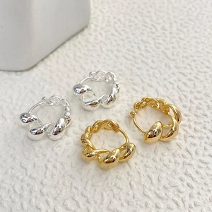 Gepolijste goud en zilver gedraaide oorringen met een geweven ontwerp voor dames
