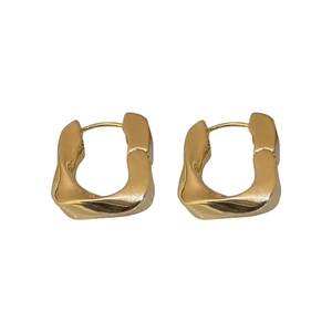 Boucles d'oreilles minimalistes en métal plaqué or de forme géométrique torsadée