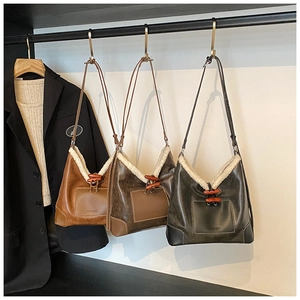 Detail der flauschigen Pelzbesätze und Hornschnallen an Vintage-Ledertaschen