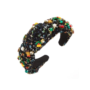 Détail du serre-tête de Noël avec tissu en tweed, strass colorés, perles et cloches