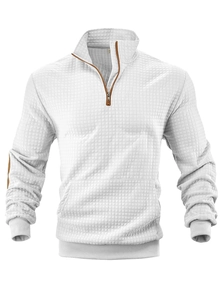 Detail eines weißen Sweatshirts mit 1/4 Reißverschluss, Waffelstruktur und Kängurutasche