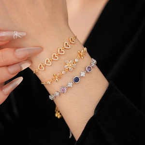 Vue macro détaillée de bracelets superposés en or et argent avec breloques en zircon