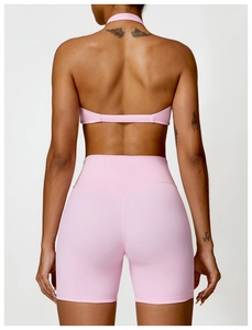 Vue arrière du soutien-gorge de yoga dos nu rose clair et short taille haute évasé