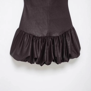 Robe-short en similicuir avec ourlet bouffant froncé et texture en cuir marron