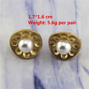 Détail de boucles d'oreilles perles en or mat, taille 1.7x1.6cm avec texture alvéolée