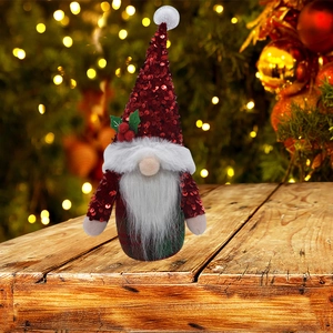 Détail d'un gnome de Noël avec chapeau à paillettes rouges et barbe blanche sur bois