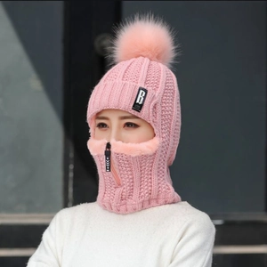 Détail macro de la cagoule tricotée rose avec doublure en fausse fourrure et fermeture éclair