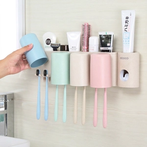 Organizer da bagno a parete con quattro tazze colorate e dispenser di dentifricio kit