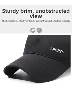 Dettaglio di un cappellino sportivo nero traspirante con cuciture resistenti e tessuto tecnico