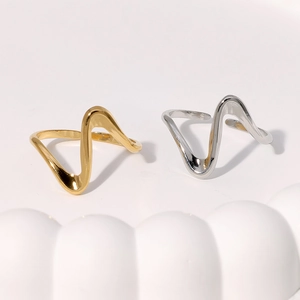 Minimalist minimalist wave-shaped adjustable rings in polished gold and silver finishes