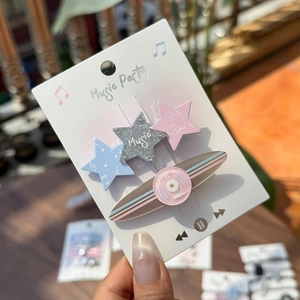 Coffret de barrettes musicales avec étoiles et platine sur carte de présentation