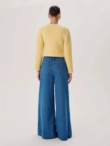 Jean bleu à taille haute et jambe large avec haut en tricot jaune, vue arrière élégante