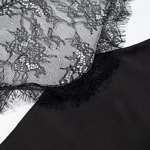 Robe noire ajustée avec empiècement en dentelle florale et détails de dentelle de cils