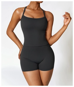 Vista frontale di un set da yoga nero a vita alta con crop top e pantaloncini fitness
