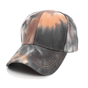 Détail de la casquette tie-dye en coton avec motifs gris et orange et coutures soignées
