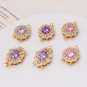 Vista dettagliata della chiusura placcata oro con zirconi viola e rosa per gioielli fai da te