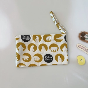 Détail d'un petit sac en coton avec motifs d'ours polaires et dragonne pratique