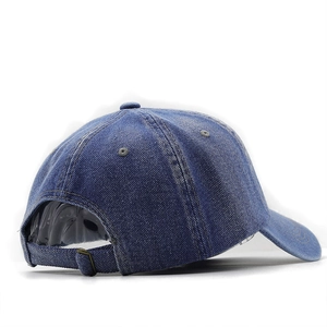 Dettaglio del cappello in denim con fibbia in metallo regolabile e trama di cucitura