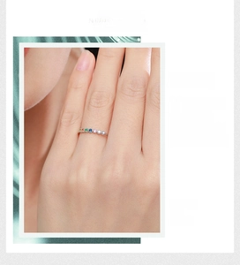 Détail de la bague arc-en-ciel en argent 925 avec des zircons colorés et élégants