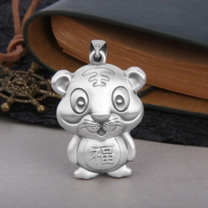 Vue détaillée du pendentif tigre en argent avec symbole FU et finition mate vintage