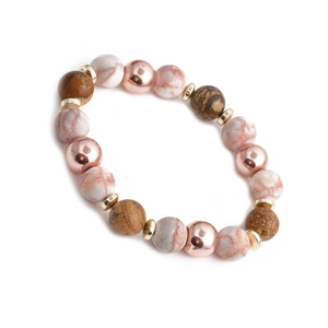 Dettaglio di perline in pietra marmorea rosa e distanziatori in metallo oro rosa