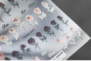 Détails macro de stickers 5D pour ongles avec motifs de roses rouges et noires