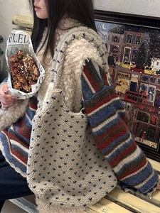 Sac fourre-tout en polaire et pull en maille rayée dans un style de mode automne rétro