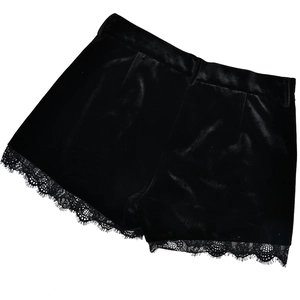 Detailansicht der schwarzen Samt-Shorts mit Spitze und eleganter Stoffstruktur