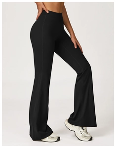 Dettaglio posteriore dei pantaloni da yoga neri a vita alta con fondo a campana elastico
