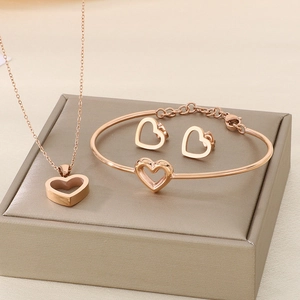 Élégante parure de bijoux en or rose avec collier, bracelet et boucles d'oreilles cœur