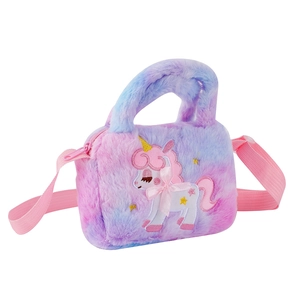 Dettaglio della borsa in peluche con unicorno, sfumatura rosa e ricami a stella dorati