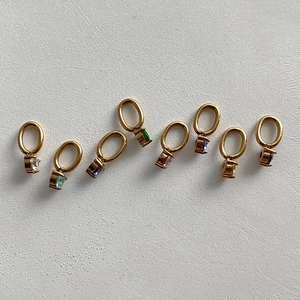 Set mit acht goldenen Geburtsstein-Anhängern mit bunten runden Zirkonia in versch. Farben