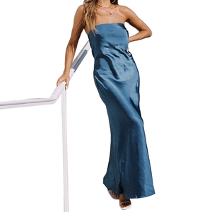 Abito lungo in raso blu con design senza spalline e vestibilità slim su modella